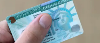 Persona sosteniendo una Green Card