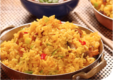 Plato de arroz al curri colombiano