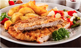 Comida colombiana tradicional servida con guarniciones